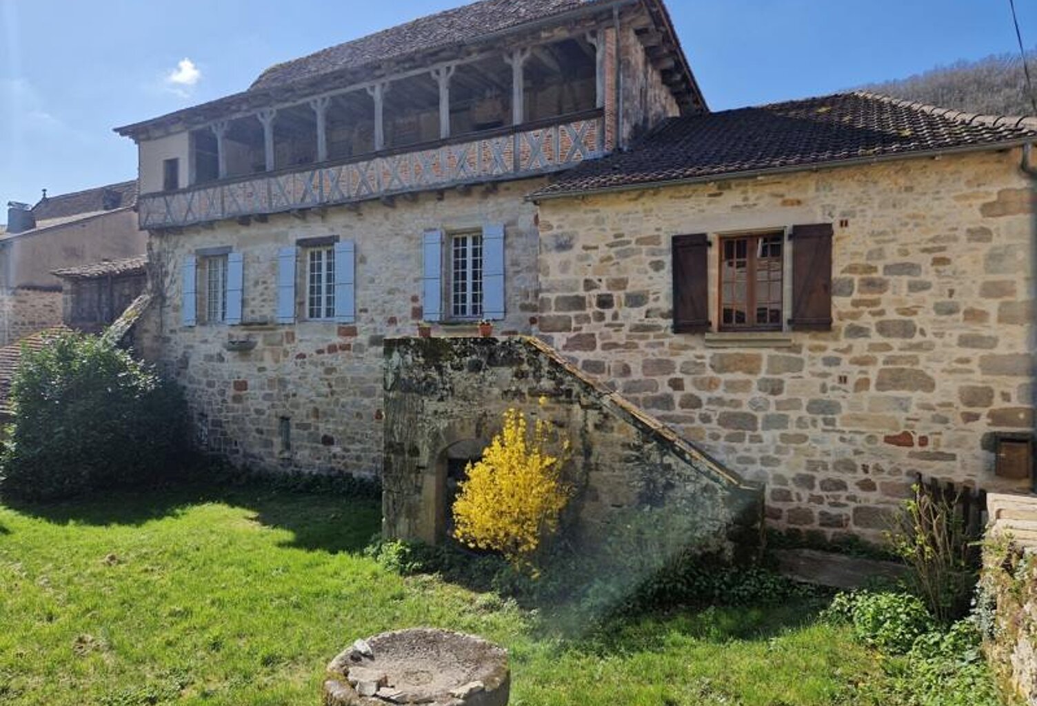 Maison en pierre de 8 pièces principales — photo 1