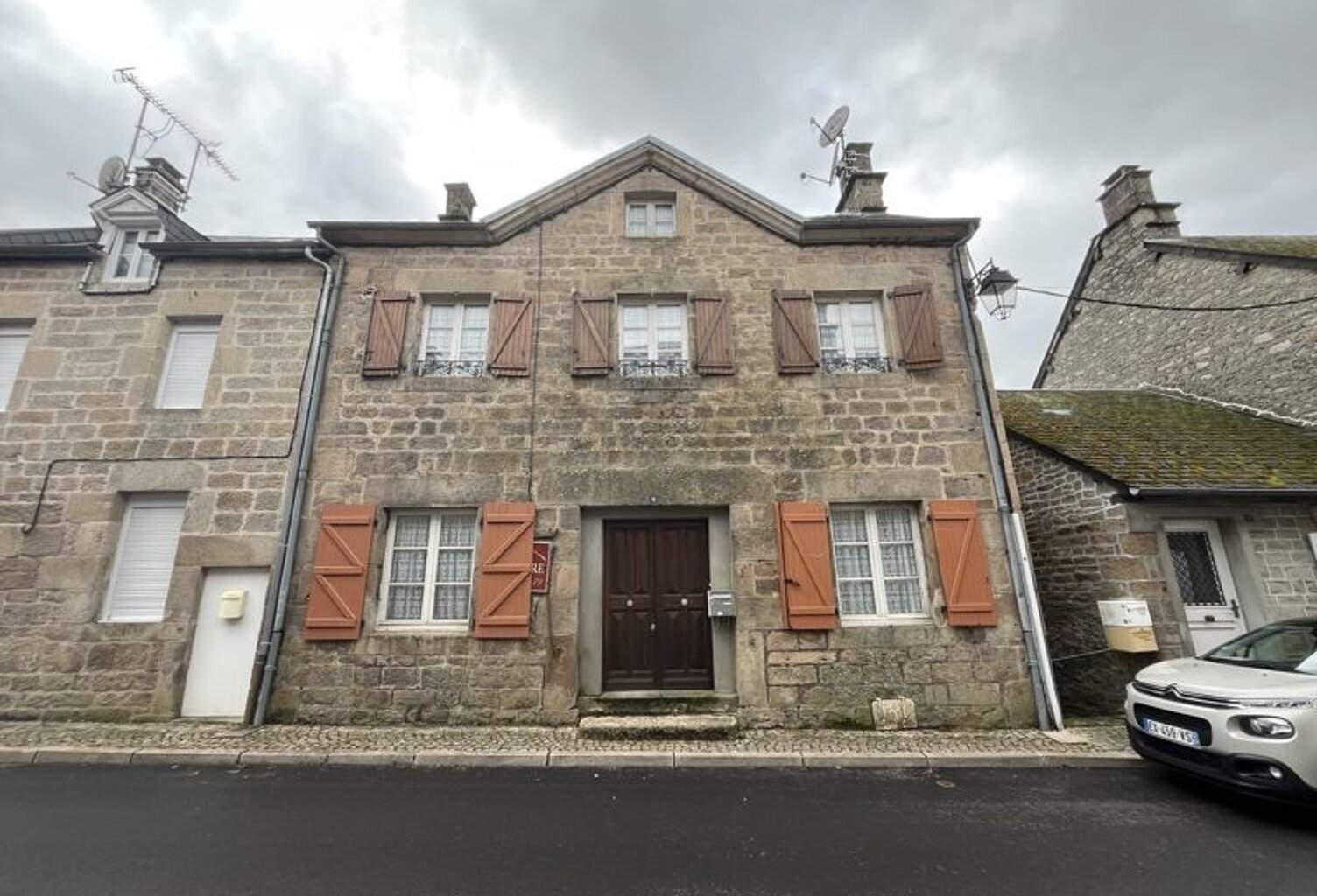 Maison en pierre de 6 pièces principales — photo 1