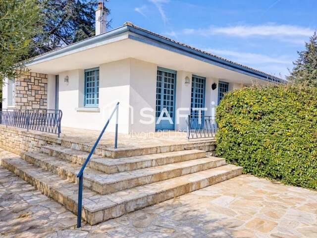 .Posez vos valises : Maison familiale baignée de lumière, rénovation totale et confort moderne à deux pas de tout." — photo du bien