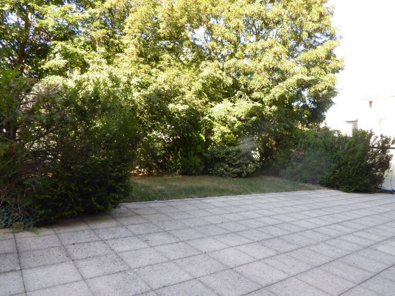 Grand type 5 avec terrasse et jardin — photo 1