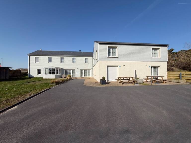 Ensemble immobilier de deux maisons avec activité de chambres d’hôtes – À 150 m de la mer à CREANCES (50) — photo 1