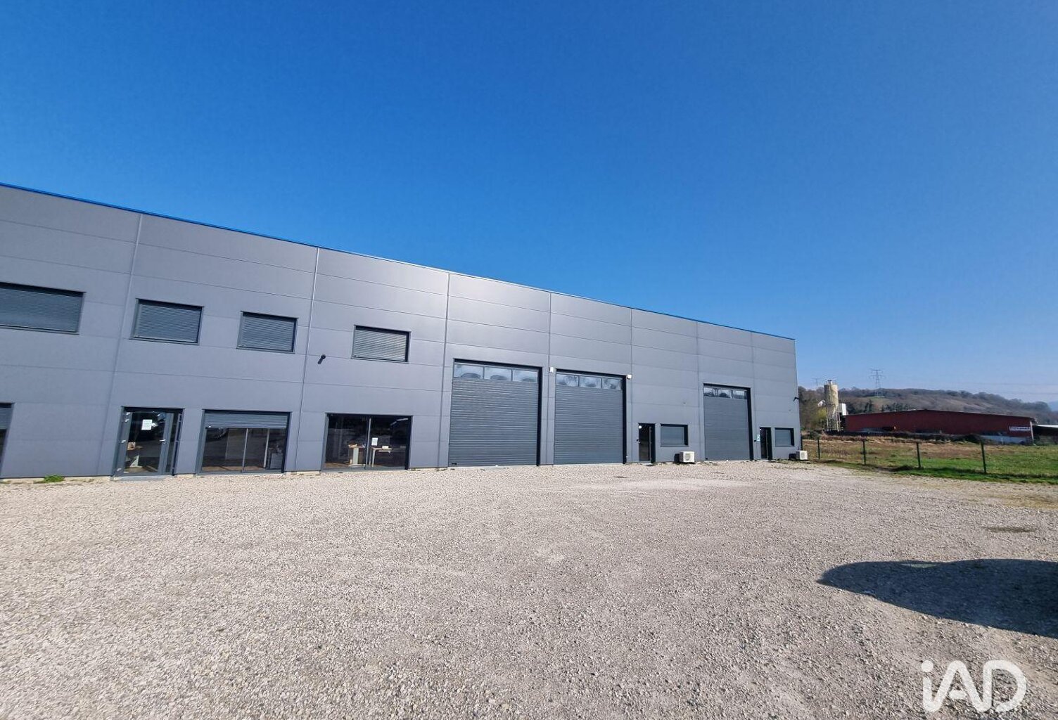 Location Local d'activités 250 m&sup2; — photo 1