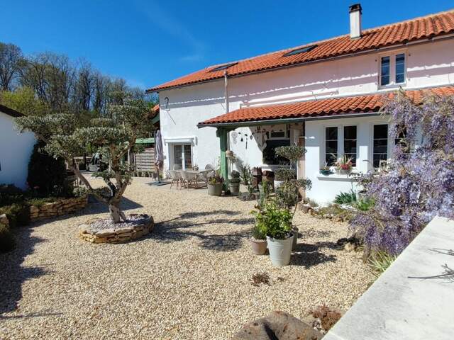 ✨Charmante maison de village au style élégant à Nieuil, Charente✨ — photo du bien