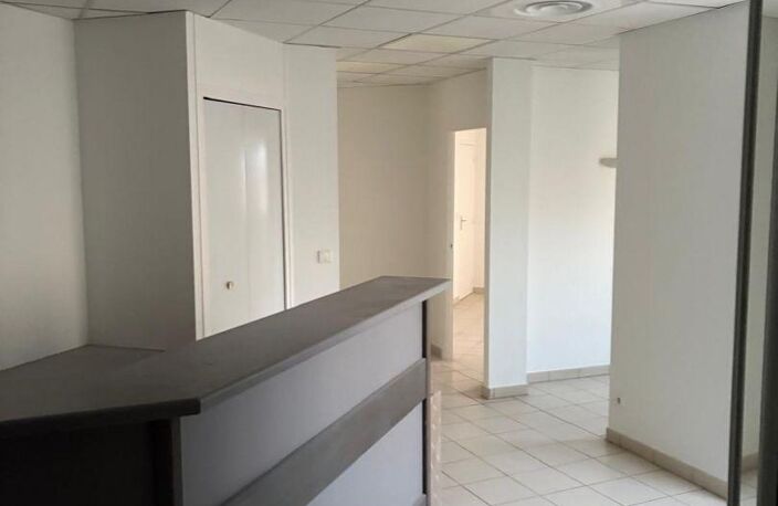 Location Local d'activités 97 m&sup2; — photo 3