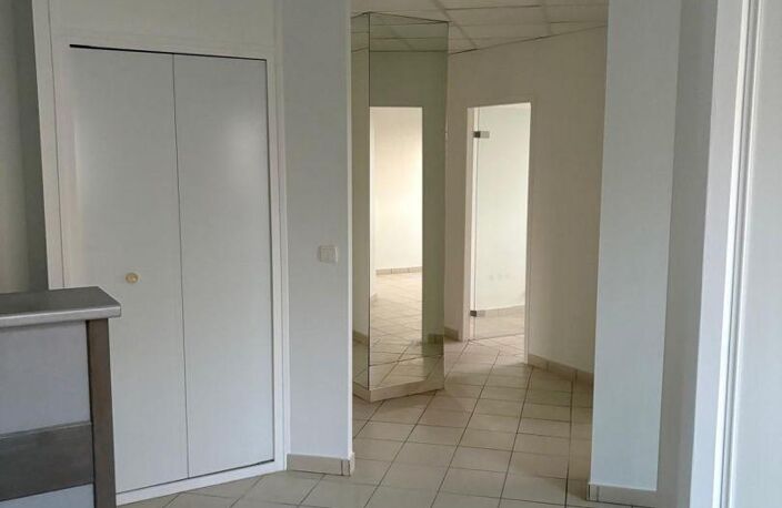 Location Local d'activités 97 m&sup2; — photo 4