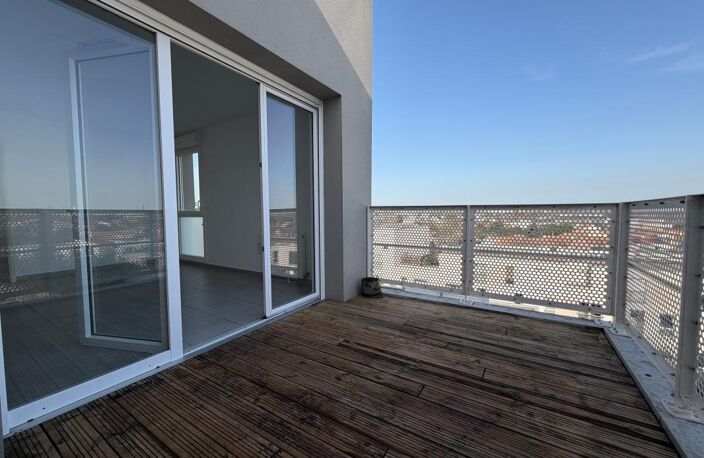 LA ROCHELLE – T2 AVEC TERRASSE, ASCENSEUR ET STATIONNEMENT — photo 5