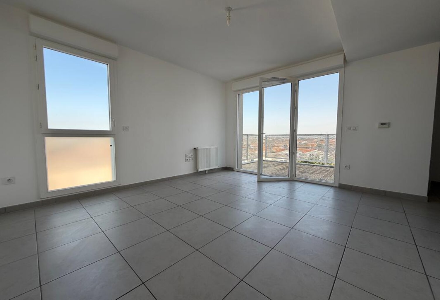 LA ROCHELLE – T2 AVEC TERRASSE, ASCENSEUR ET STATIONNEMENT — photo 1