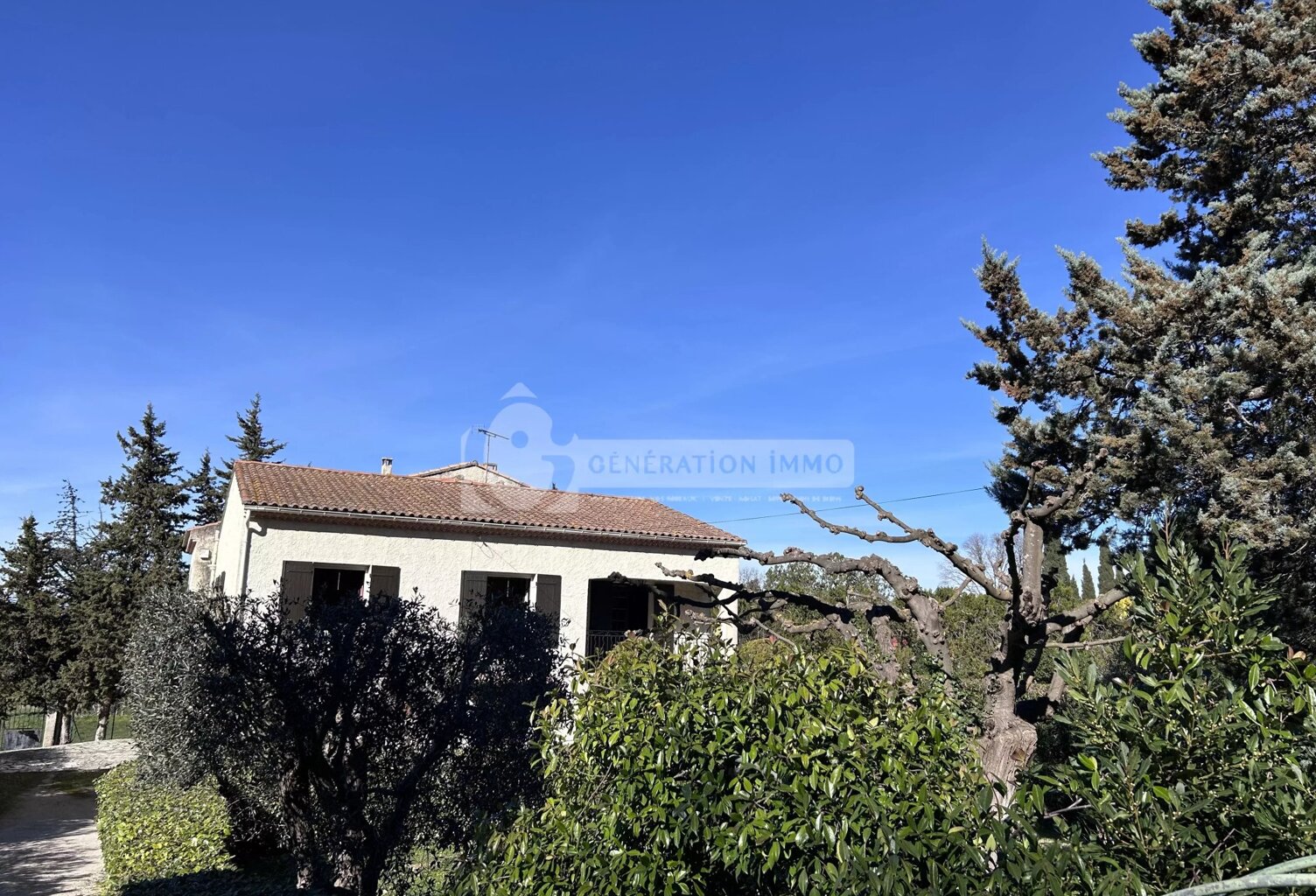 Ensemble immobilier avec grand jardin - Saint Etienne du Grès — photo 1
