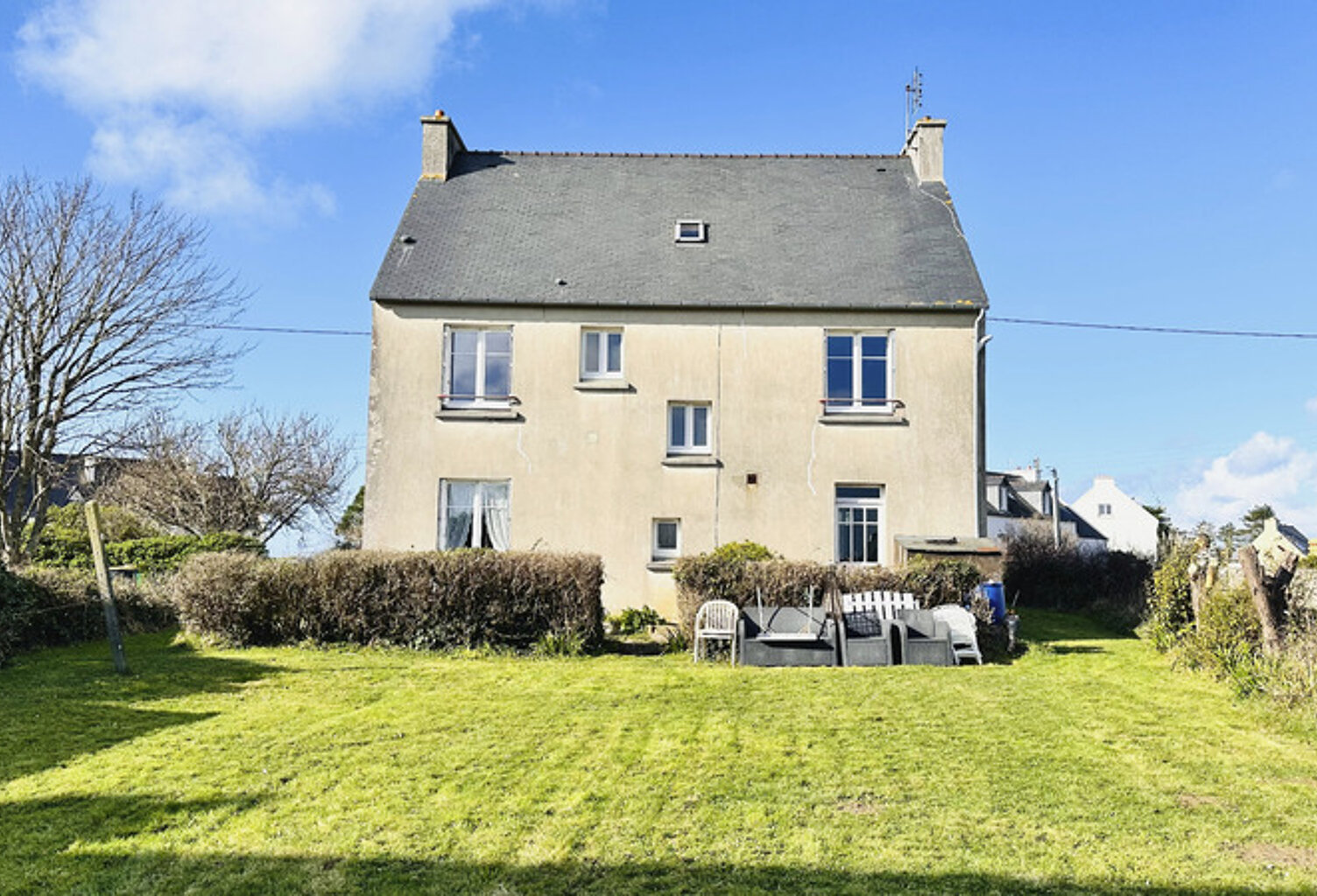 À vendre – CAMARET-SUR-MER  Spacieuse maison traditionnelle à deux pas des plages et du centre-ville — photo 1