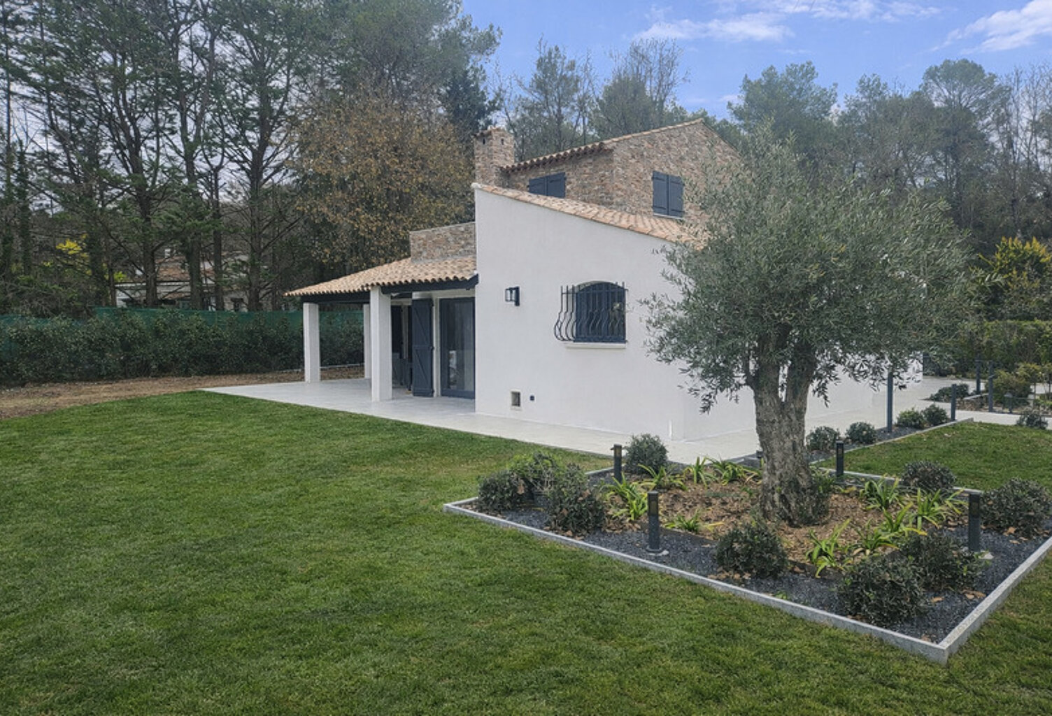 Roquefort les Pins– Propriété de charme entièrement rénovée avec piscine, à seulement 5 minutes du centre-ville — photo 1