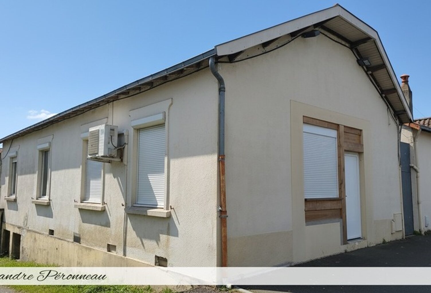 Maison avec fort potentiel commercial et habitation – Emplacement stratégique – Jardin 330 m² AYTRE (17) — photo 1