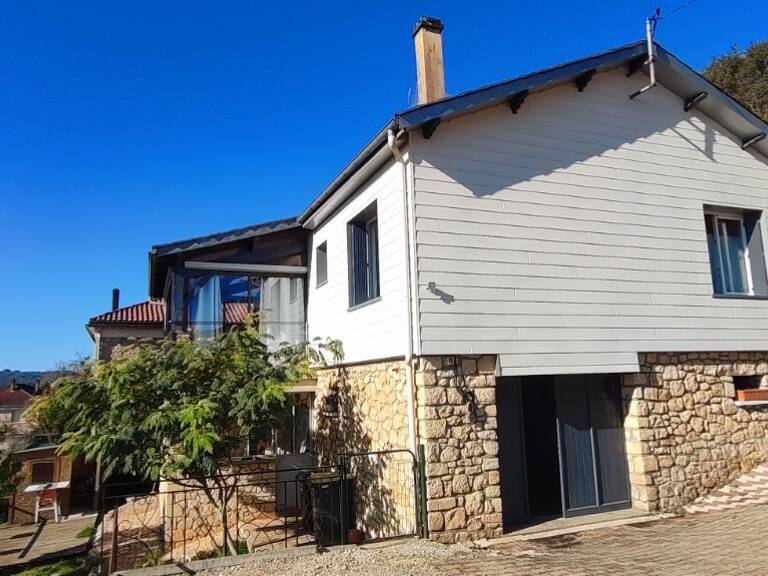  Tout proche du centre ville de Lalinde, jolie maison rénovée de 73 m² habitables TBE avec vue dégagée composée, d'une pièce de vie avec coin cuisine équipée, une véranda chauffée avec vue dégagée, 2 chambres, salle d'eau, rdc  un bureau, un garage, une buanderie avec cuisine d'été, une véranda, chauf pompe à chaleur, isolation par l'extérieur, terrain de 888 m² mi-clos plus partie stationnement.   — photo 1