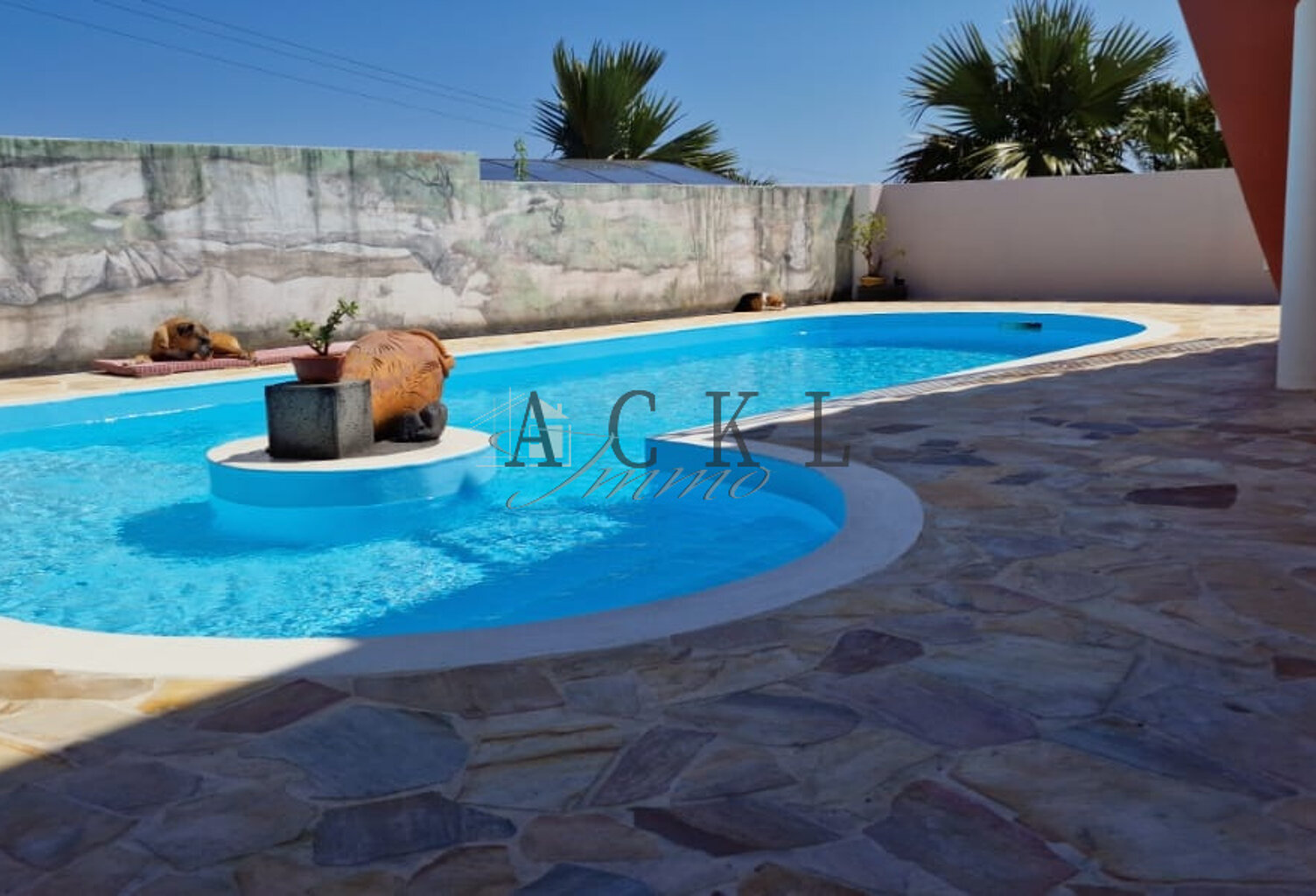A VENDRE - Villa F4 à étage avec piscine à Petite-Ile - 4620 — photo 1