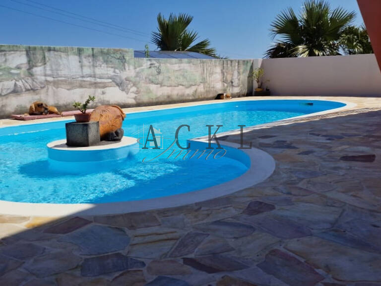 A VENDRE - Villa F4 à étage avec piscine à Petite-Ile - 4620 — photo 1