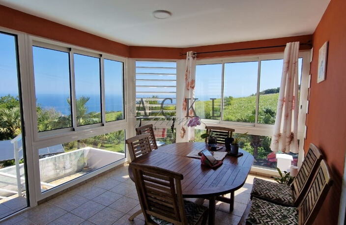 A VENDRE - Villa F4 à étage avec piscine à Petite-Ile - 4620 — photo 2
