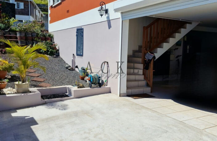 A VENDRE - Villa F4 à étage avec piscine à Petite-Ile - 4620 — photo 3