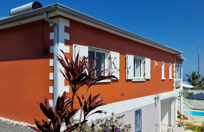 A VENDRE - Villa F4 à étage avec piscine à Petite-Ile - 4620 — photo 4
