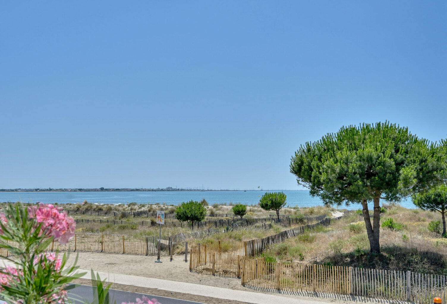 Dépt Gard (30), à vendre Le-Grau-Du-Roi 1ère Ligne Apparteme — photo 1
