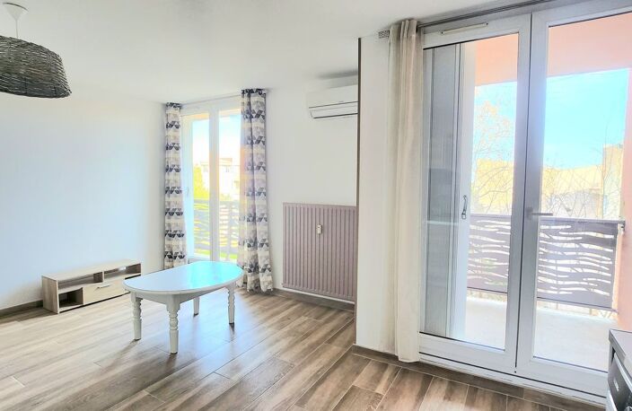 T2 / DERNIER ETAGE /  BALCON / CAVE / PLACE DE PARKING / LA — photo 2