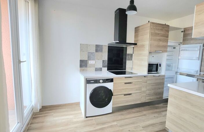 T2 / DERNIER ETAGE /  BALCON / CAVE / PLACE DE PARKING / LA — photo 3