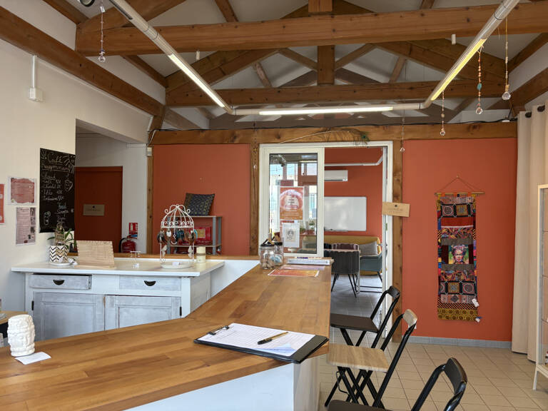 location local commercial de 200m2 avec parking proche Clerm — photo 1