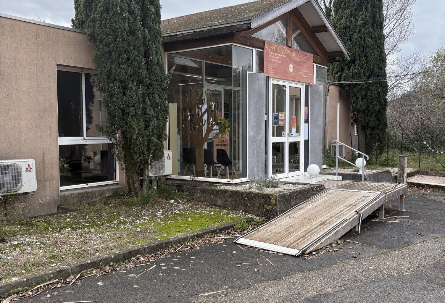 location local commercial de 200m2 avec parking proche Clerm — photo 1