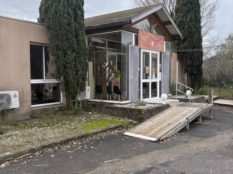 location local commercial de 200m2 avec parking proche Clerm — photo 1