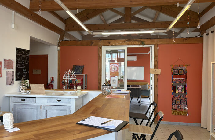 location local commercial de 200m2 avec parking proche Clerm — photo 2