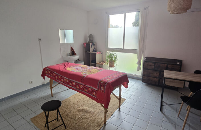 location local commercial de 200m2 avec parking proche Clerm — photo 5