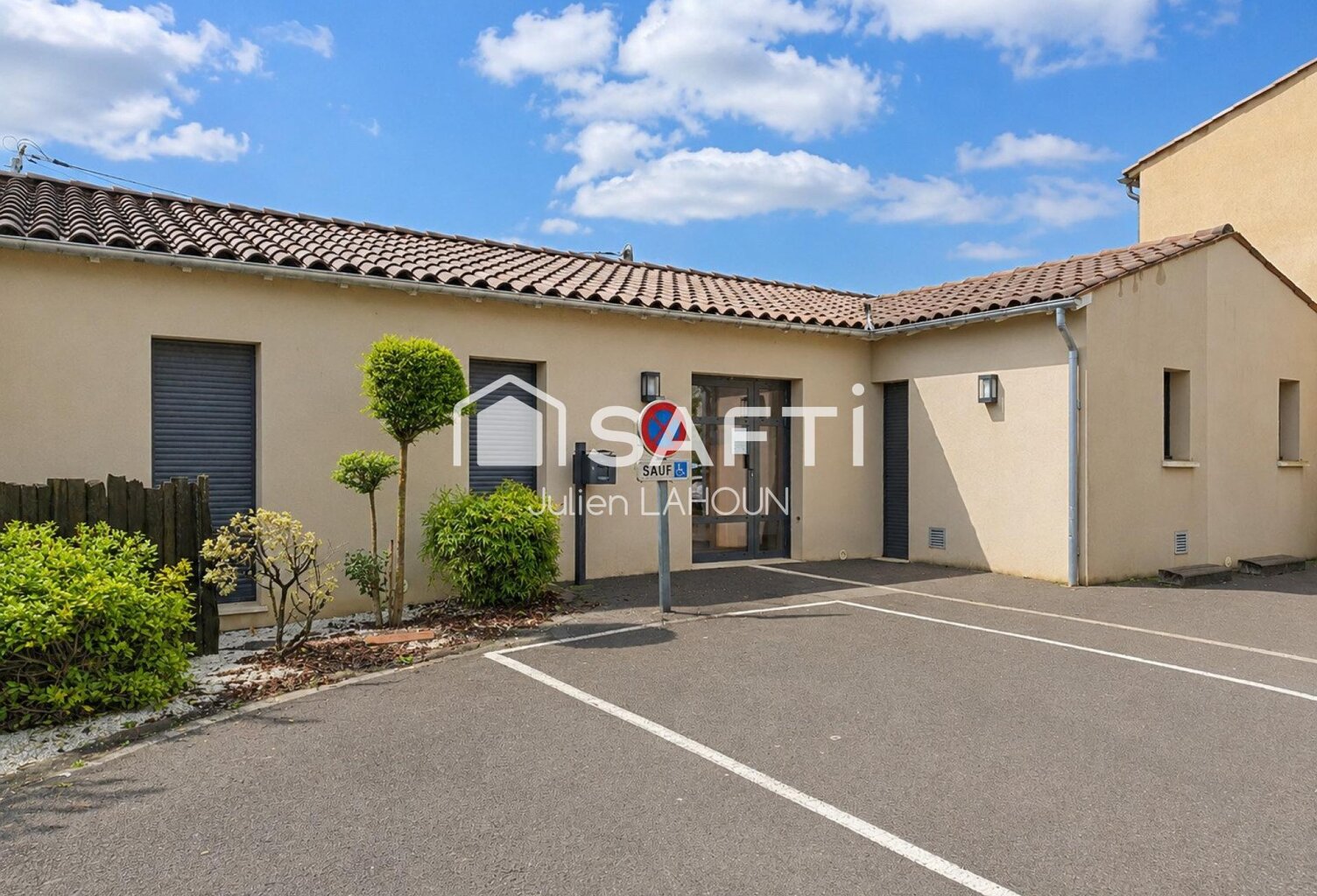 LOCAUX PROFESSIONNELS  EMPLACEMENT STRATÉGIQUE — photo 1
