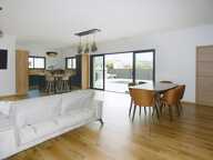 Villa contemporaine  de plain pied de 136m² sur un terrain de 423m² avec garage et piscine — photo 2