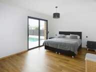 Villa contemporaine  de plain pied de 136m² sur un terrain de 423m² avec garage et piscine — photo 4