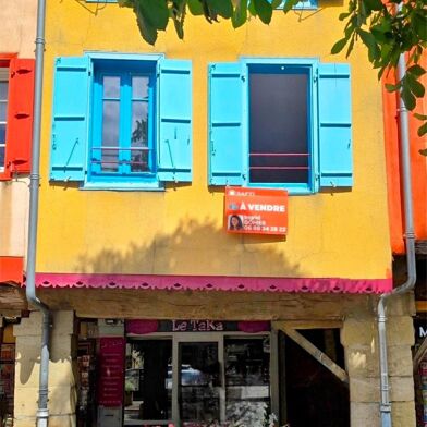 Immeuble  302400 €