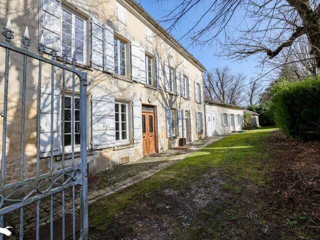 Maison de bourg de 16 pièces principales — photo du bien