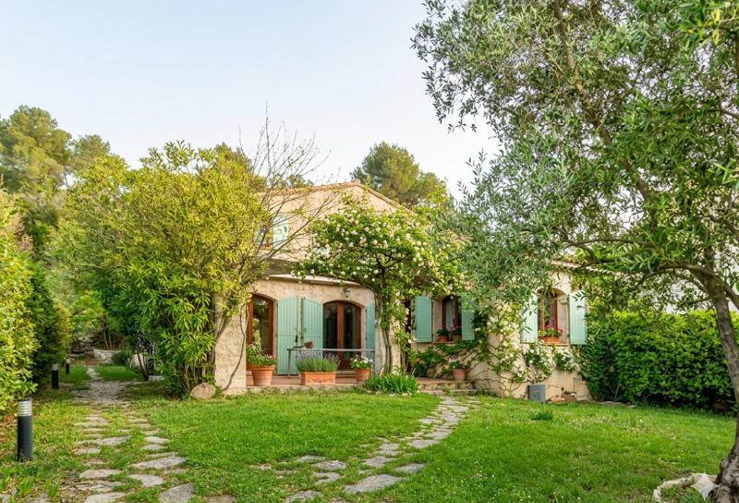 Villa de 7 pièces principales — photo 1