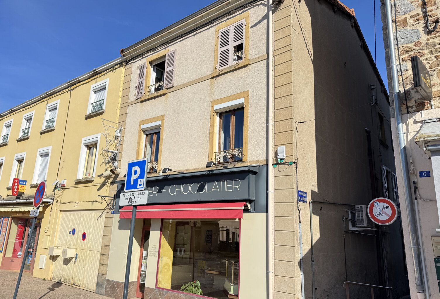 Immeuble comprenant local commercial — photo 1