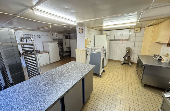 Immeuble comprenant local commercial — photo 5