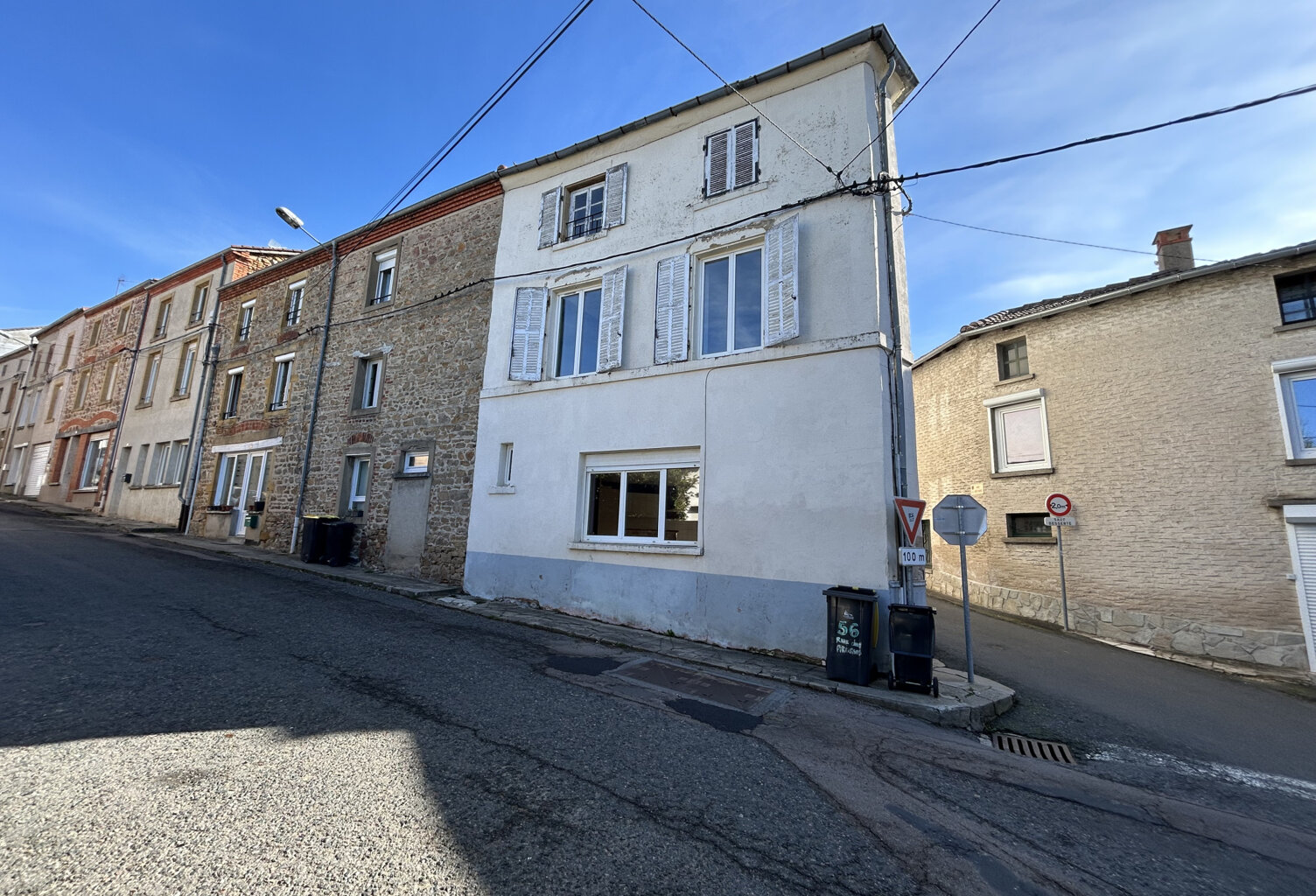 Une maison d'habitation sur trois niveaux 42590 — photo 1