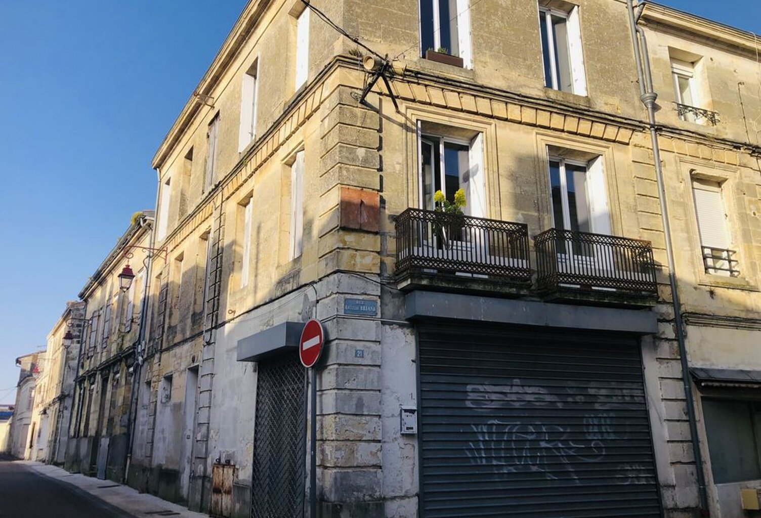 IMMEUBLE A PAUILLAC CENTRE DEUX ETAGES A RENOVER AVEC LOCAL — photo 1