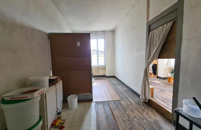 IMMEUBLE A PAUILLAC CENTRE DEUX ETAGES A RENOVER AVEC LOCAL — photo 4