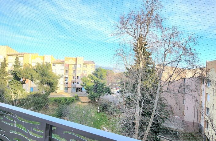 T2 / DERNIER ETAGE /  BALCON / CAVE / PLACE DE PARKING / LA — photo 5