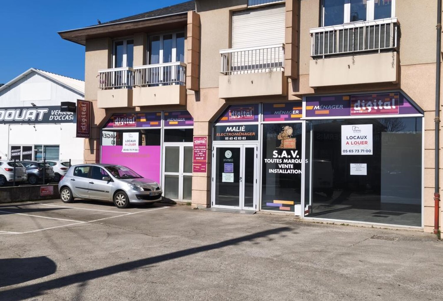 Onet le Château, Route de Séverac, local commercial de 400 m² avec belles vitrines — photo 1