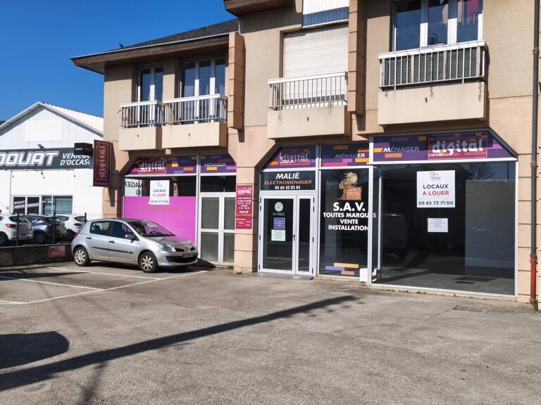 Onet le Château, Route de Séverac, local commercial de 400 m² avec belles vitrines — photo 1