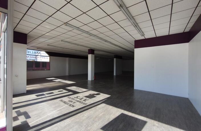 Onet le Château, Route de Séverac, local commercial de 400 m² avec belles vitrines — photo 5