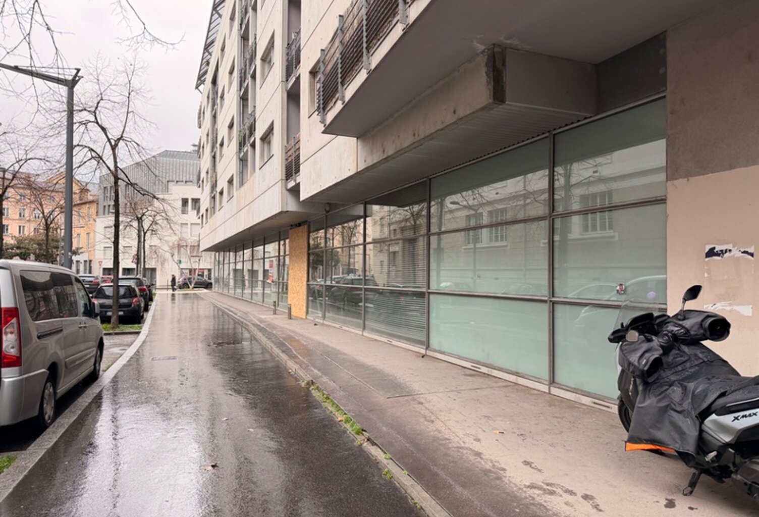 Local/bureaux au RDC à louer LYON 7EME (69), d'une surface de 533 m² environ dont 158m2 à l’étage, avec en option potentielle 3 places de parking et 4 garages en sous-sol — photo 1
