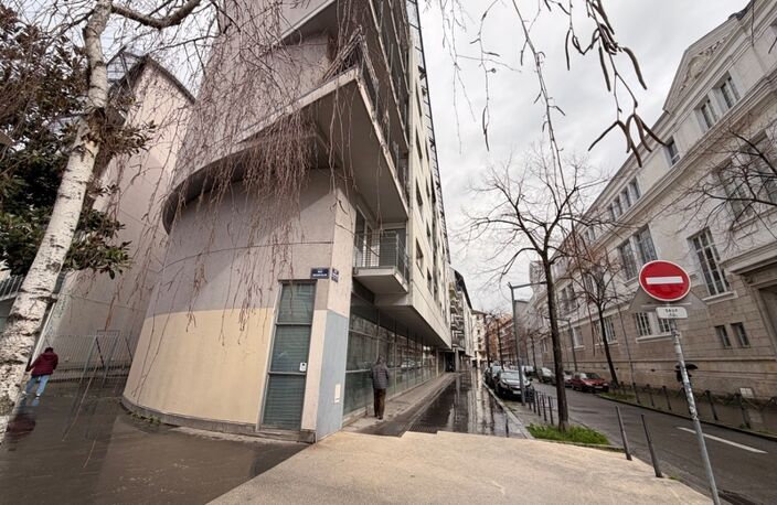 Local/bureaux au RDC à louer LYON 7EME (69), d'une surface de 533 m² environ dont 158m2 à l’étage, avec en option potentielle 3 places de parking et 4 garages en sous-sol — photo 2
