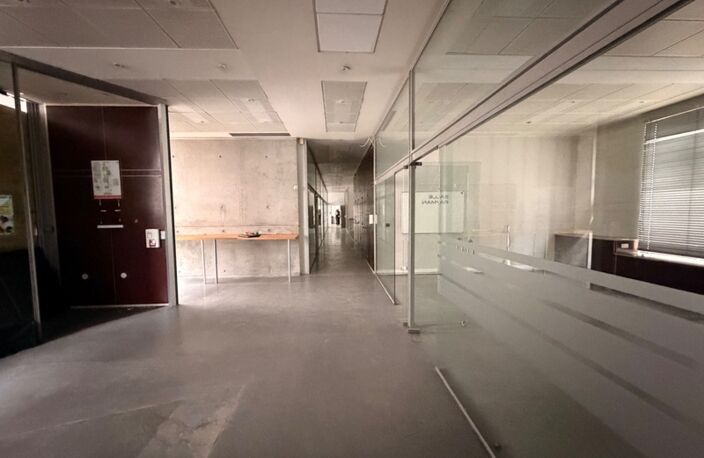 Local/bureaux au RDC à louer LYON 7EME (69), d'une surface de 533 m² environ dont 158m2 à l’étage, avec en option potentielle 3 places de parking et 4 garages en sous-sol — photo 5