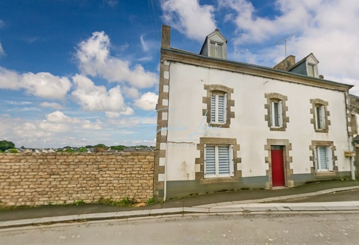 INVESTISSEURS!!! Centre-bourg d'Elliant - Immeuble 300m2 et parcelle de plus de 1000m2 divisible — photo 1