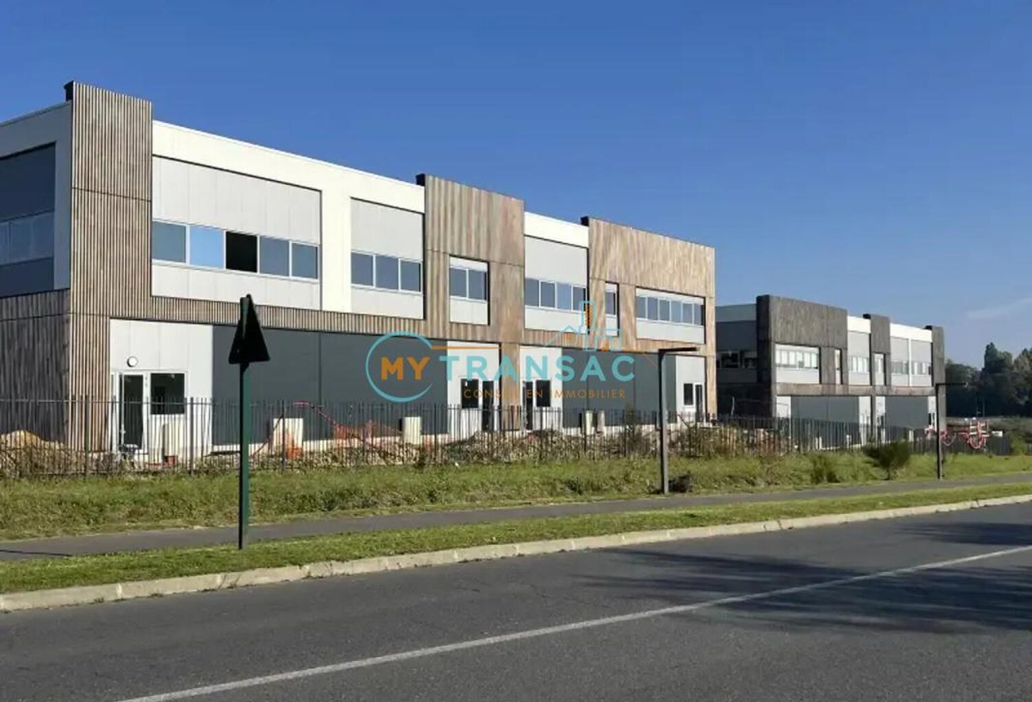 LOUVRES : A VENDRE LOCAUX NEUFS à partir de 440m² — photo 1