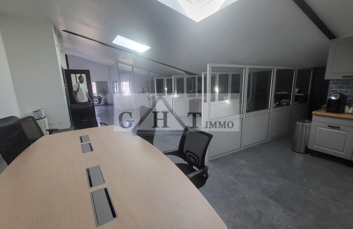 ENSEMBLE IMMOBILIER EN ZONE COMMERCIAL — photo 4